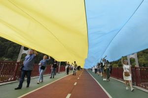 Лівий і правий береги Дніпра символічно об'єднали за допомогою прапора, щоб показати світу єдність українського народу