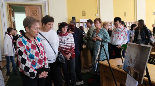 У Національній бібліотеці імені Ярослава Мудрого презентували фотоекспозицію «Бібліотеки Херсонщини: злочини Росії проти культури України»