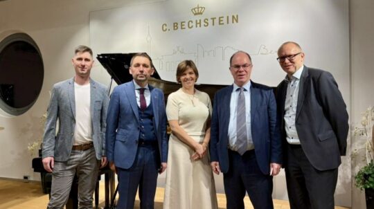 Німецька компанія C. Bechstein передала 100 фортепіано для мистецьких шкіл України