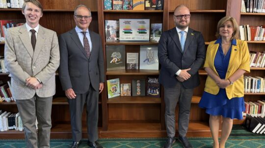 В Еквадорі відкрили першу «Українську книжкову поличку»