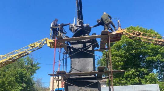 У Полтаві демонтували імперський пам’ятник на місці відпочинку Петра І: місто очищує публічний простір від колоніальних символів