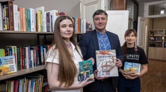 «Українські книжкові полички» відкрили в Національній бібліотеці Філіппін та Українському домі в Батумі