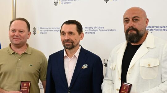 Микола Точицький вручив митцям посвідчення про присвоєння почесних звань