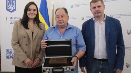 Тетяна Бережна передала рідкісний стародрук з автографом митрополита Андрея Шептицького Національному музею у Львові