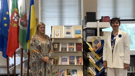У португальському місті Ламегу відкрили «Українську книжкову поличку»
