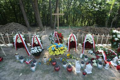 Україна і Польща обрали шлях правди та діалогу: представники двох країн разом вшанували жертв трагедії в Пужниках