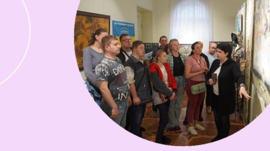 Мистецтво без бар’єрів: у Сумському художньому музеї адаптують екскурсії для відвідувачів з інвалідністю