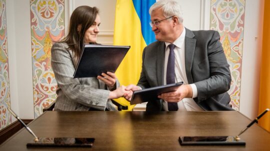 Повертаємо культурні цінності: Австралія передала незаконно вивезені з України предмети археології