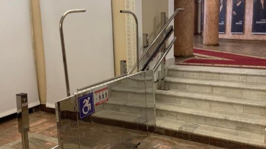 У Рівненському облмуздрамтеатрі встановили підіймач для маломобільних груп населення