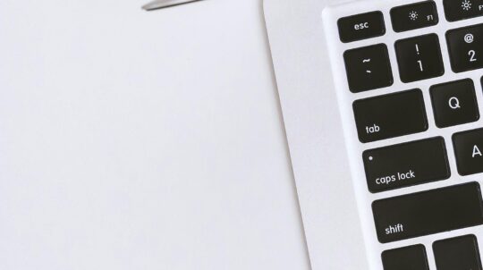 Безбар’єрність у фокусі: Уряд схвалив законопроєкт про доступність телебачення  та медіа-сервісів на замовлення для людей з інвалідністю