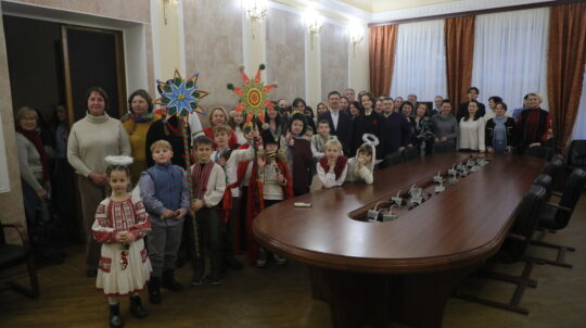 Пластуни показали різдвяний вертеп та передали Вифлеємський вогонь миру команді Мінкульту